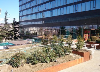 Терасса гостиницы Редисон Блю Иверия в Городе Тбилиси